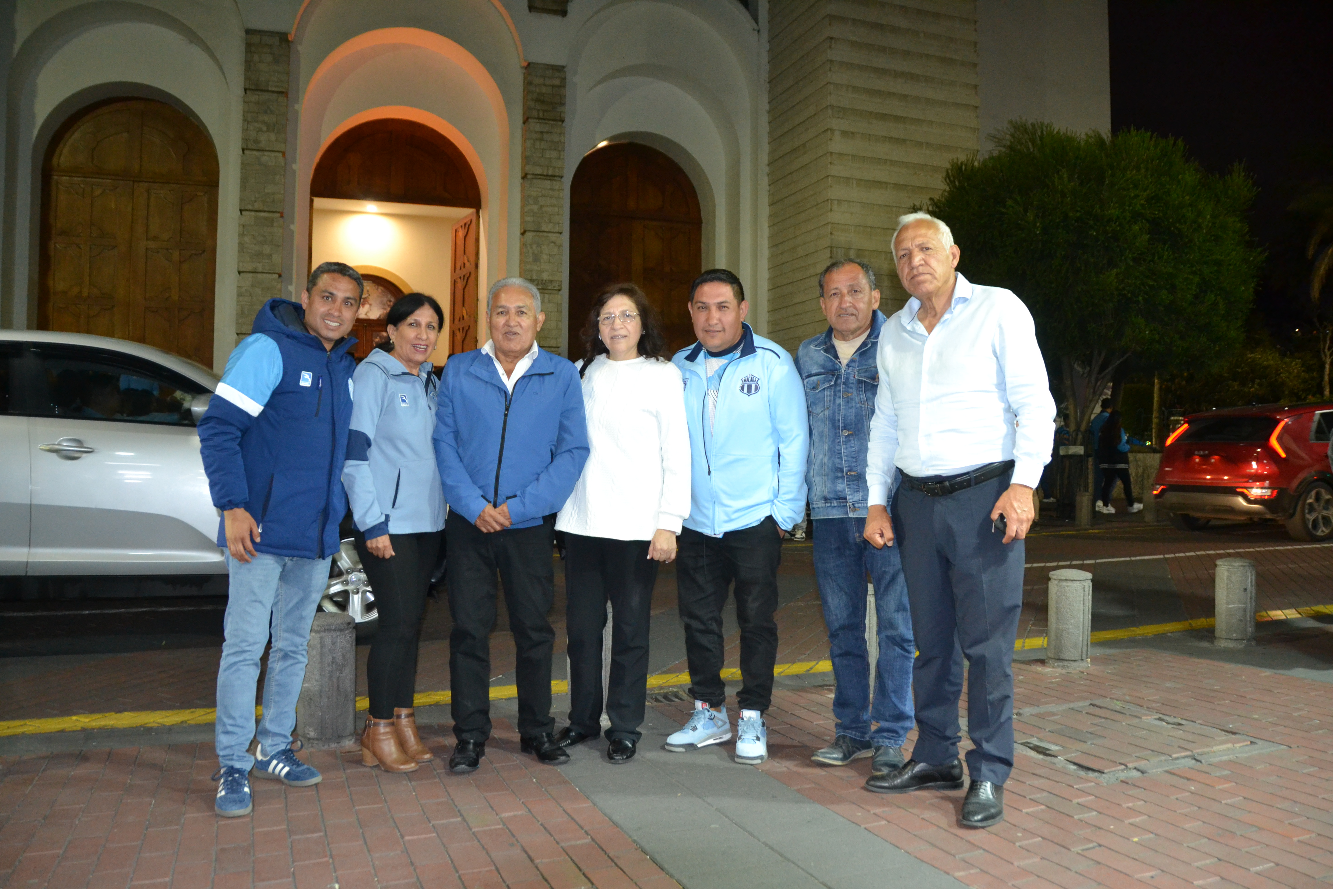 Los directivos de Macará posando frente a La Catedral. (Foto: Ambateñito ec.)