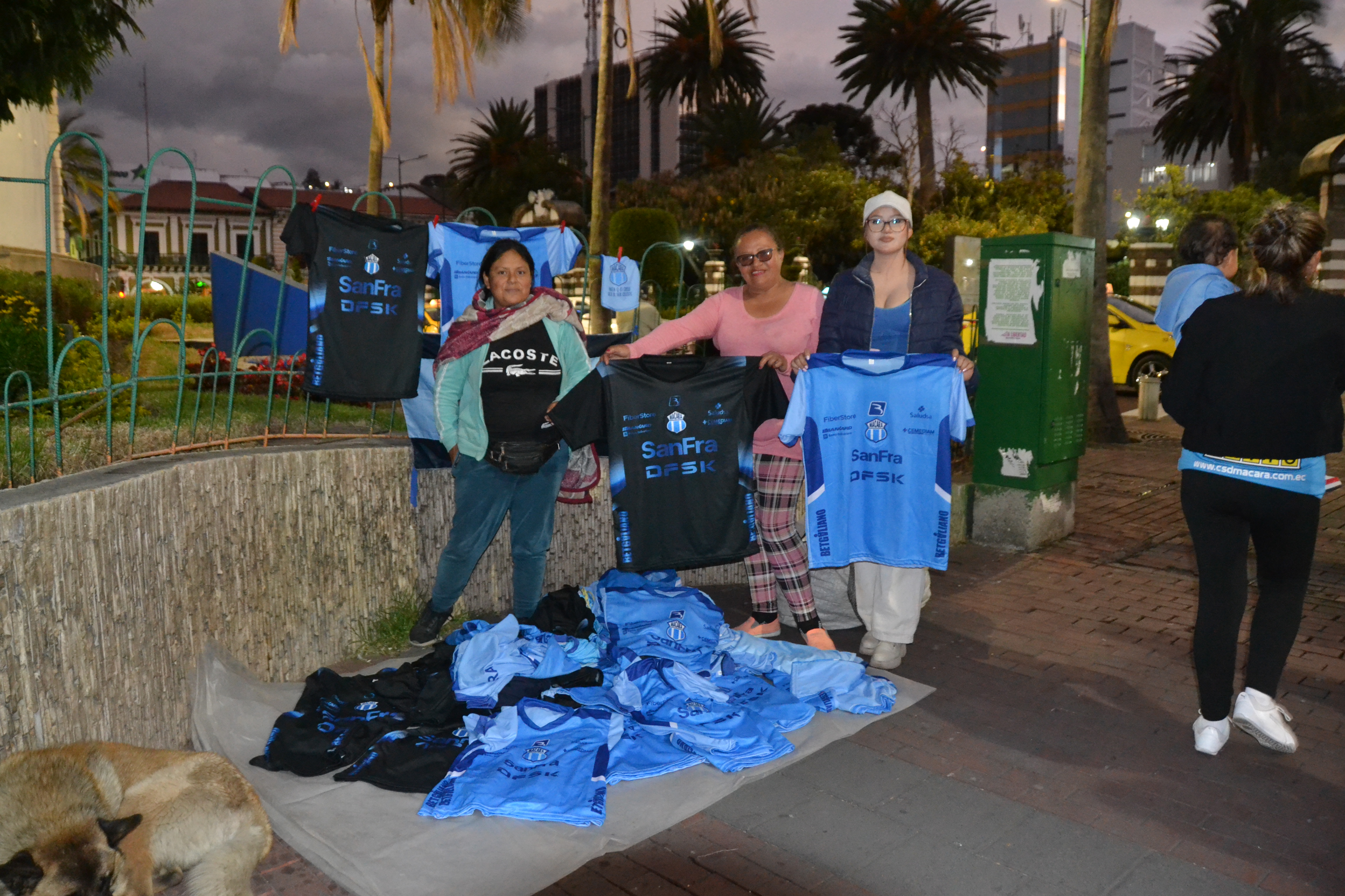 En el exterior de La Catedral se vendían camisetas para los hinchas. (Foto: Ambateñito ec.)