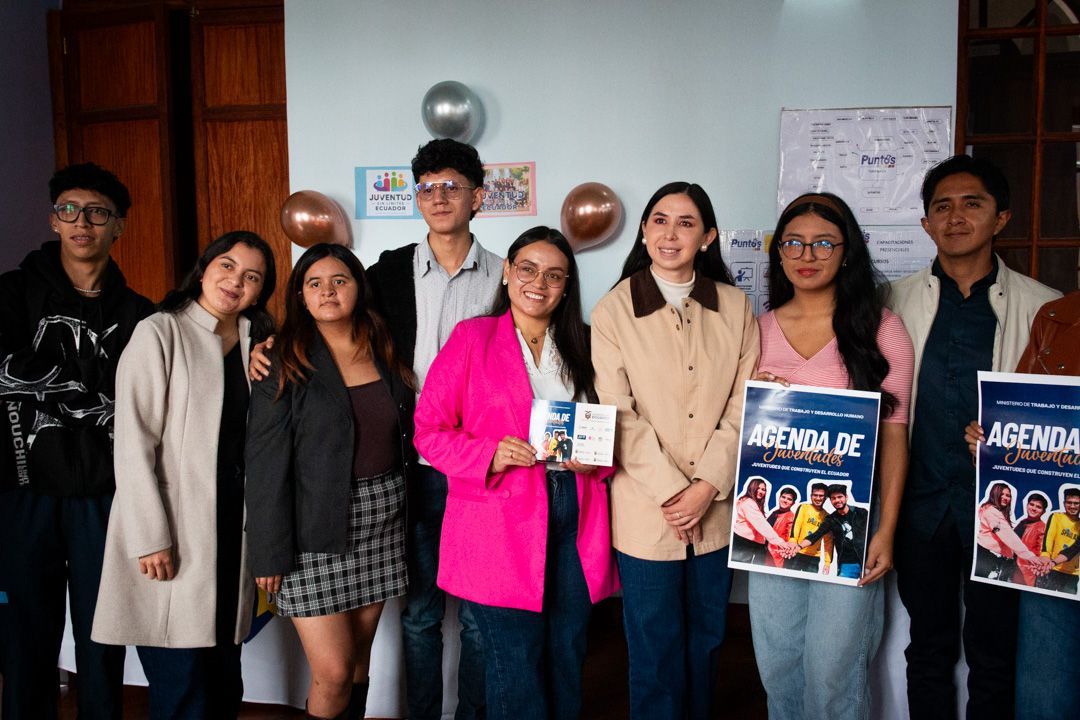 A nivel local, presidió el Consejo Consultivo de Jóvenes de Tisaleo y Tungurahua; fundó la Asamblea Ciudadana Juvenil de Tungurahua, Juventud Sin Límites Ecuador y el colectivo Buscando Sonrisas Tisaleo.