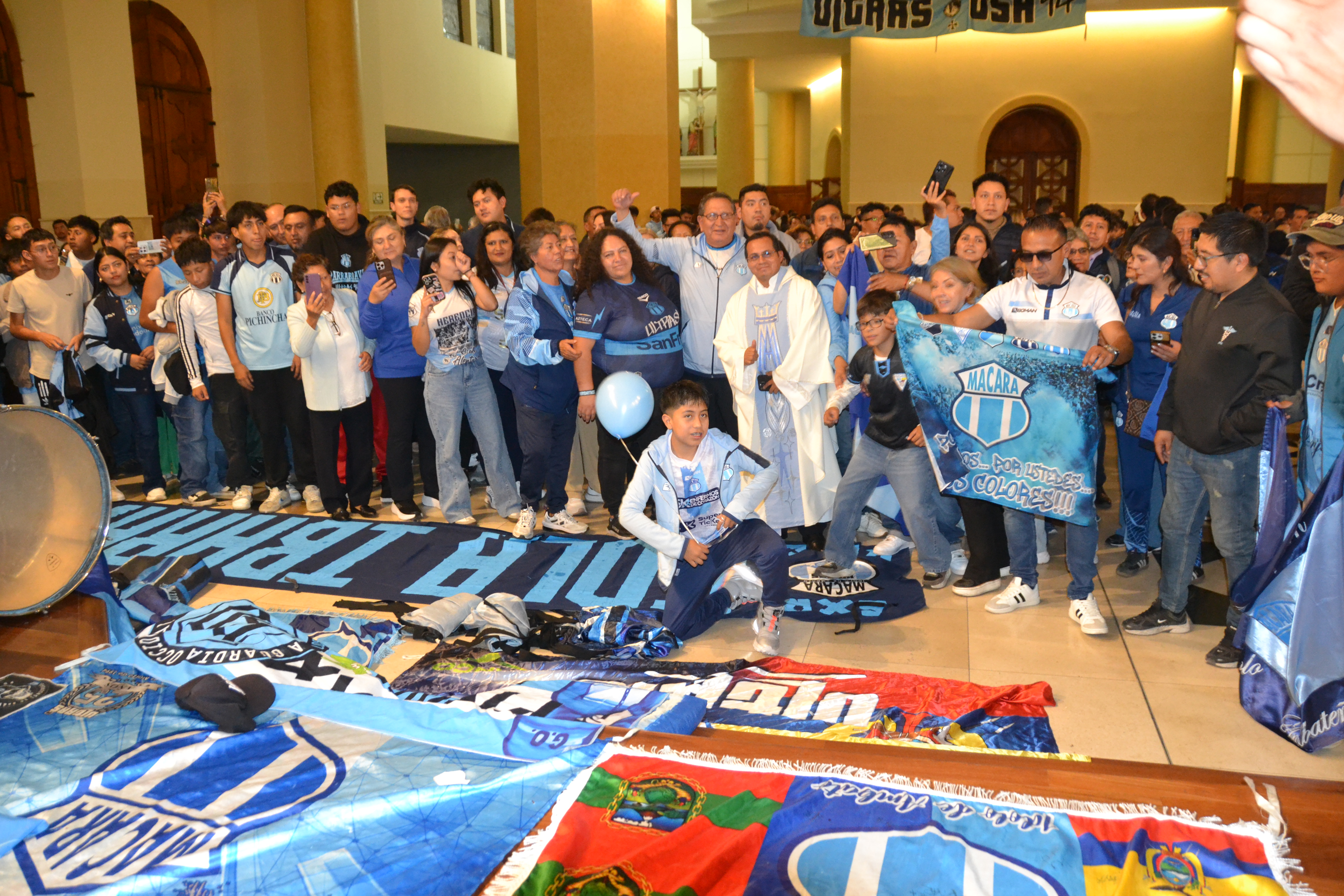 Los hinchas 'celestes' se adueñaron de La Catedral