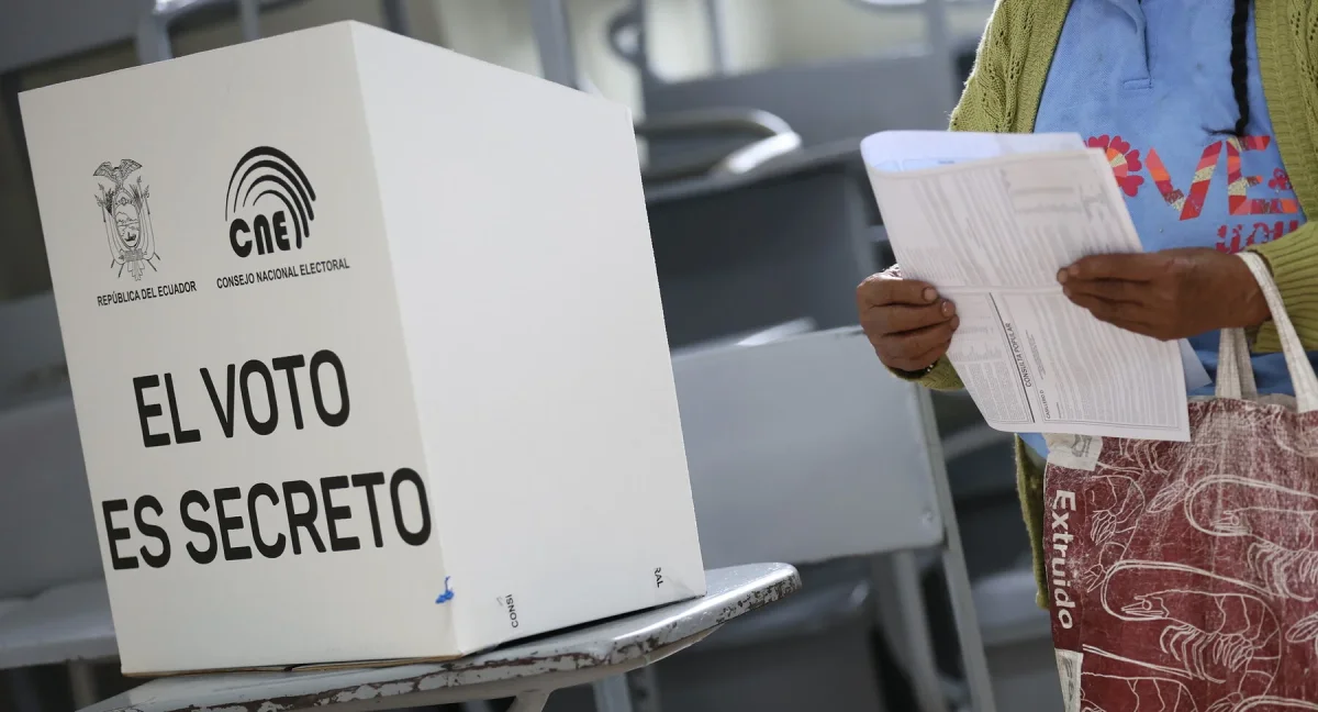 Mujeres embarazadas y madres lactantes no pagarán multa sino sufragan, según el CNE